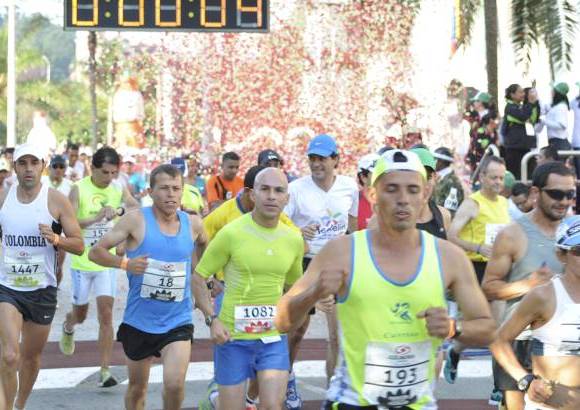 Esteban Jaramillo y Sebastián Salazar - Más de 10 mil competidores se dieron cita en esta histórica cita deportiva que se corría en las modalidades de 5, 10, 21 y 42 kilómetros.