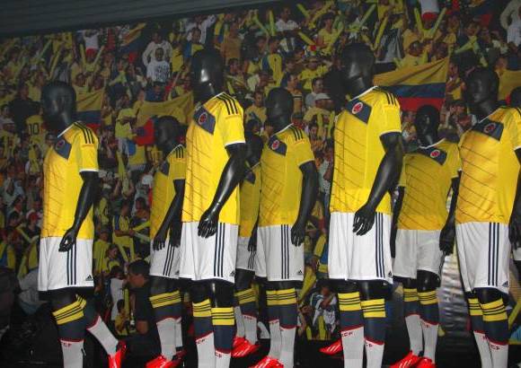 COLPRENSA - El nuevo dise&#241;o de la camiseta de la Selecci&#243;n Colombia se inspira en diversos elementos simb&#243;licos que representan al pa&#237;s. El color base es el amarillo, el cual es combinado con elementos de color rojo, azul y blanco.