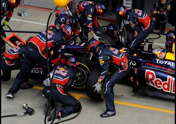 Reuters - Un grave error en el cambio de la rueda izquierda trasera del piloto de Red Bull, Sebastian Vettel, evitó que siguiera el dominio de la escudería.