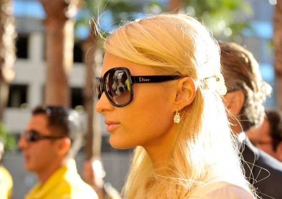AP - Paris Hilton admiti&#243; que ten&#237;a coca&#237;na en su bolso y se declar&#243; culpable de dos cargos menores derivados de su detenci&#243;n el mes pasado en un hotel casino de Las Vegas.