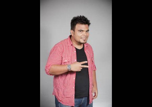 Cortes&#237;a - Sebasti&#225;n Trujillo es un cale&#241;o de 29 a&#241;os que lleva m&#225;s de la mitad de su vida interpretando el tromb&#243;n y actualmente es el vocalista de una conocida agrupaci&#243;n de salsa. Sue&#241;a con cantar en Nueva York.