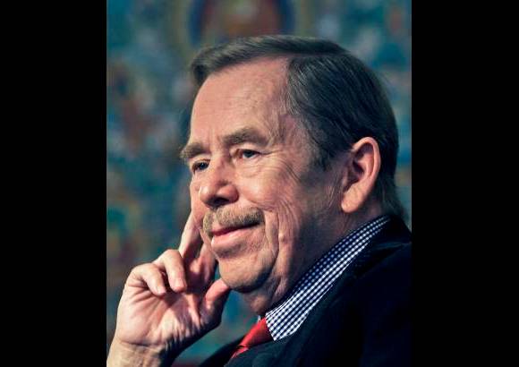 AP - Con un minuto de silencio comenzó este viernes el funeral por el expresidente checo Vaclav Havel, fallecido el domingo 18 de diciembre, una ceremonia en la catedral de San Vito de Praga a la que asistieron numerosos dignatarios.