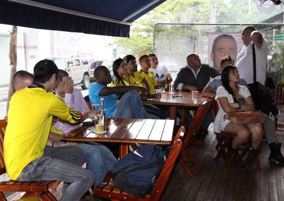 Edwin Bustamante - La hora, 3:00 p.m., y el d&#237;a laboral, martes, no evitaron que los hinchas antioque&#241;os del f&#250;tbol se gozaran el debut halagador de la Selecci&#243;n de Colombia en la Eliminatoria Suramericana. En los negocios de Obelisco, Parque Lleras y La Mota fueron varios los testigos, a trav&#233;s de la televisi&#243;n, de la merecida e hist&#243;rica victoria del onceno nacional.