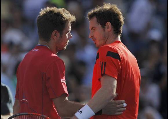 Reuters - Andy Murray, a la derecha, felicita a Stanislas Wawrinka por ganar el juego del U.S Open. Murray fue otro de los favoritos que sali&#243; eliminado de la competencia.