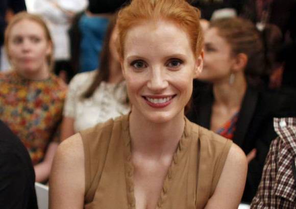 AP - La actriz Jessica Chastain observando la pasarela de Altuzarra.