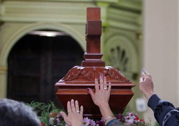 Colprensa - La romería se acercó al templo para llevar imágenes, velas y todo tipo de símbolos religiosos que pudieran ser bendecidos y encomendados a los propósitos de la oración.