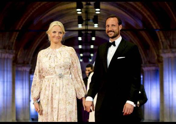 Reuters - El pr&#237;ncipe heredero Haakon y la princesa Mette-Marit de Noruega llegan a la cena en la que participaron treinta pr&#237;ncipes y princesas de 18 casas reinantes europeas.