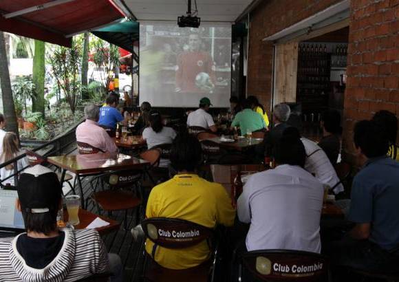 Edwin Bustamante - En Medell&#237;n, algunos aficionados apoyaron la Selecci&#243;n desde el Parque Lleras, a trav&#233;s de la tele.