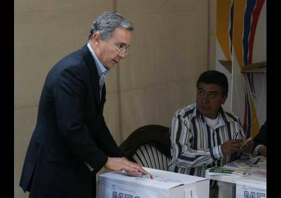 AP - El mandatario, junto a su esposa Lina Moreno de Uribe y su hijo Jer�nimo, deposit� su voto en la mesa n�mero 57 que est� instalada en el edificio del Parlamento.