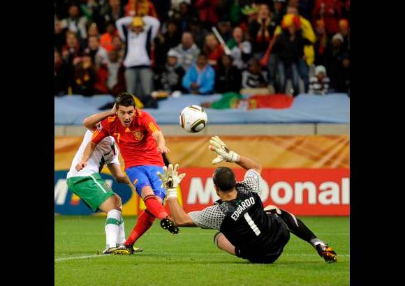 AP - David Villa marcó a los 63 minutos del partido jugado en Ciudad del Cabo, en el que Portugal sufrió la expulsión de Ricardo Costa a los 89 minutos por un choque con Joan Capdevilla.