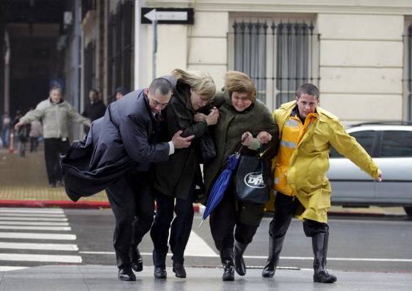 Reuters - La situaci&#243;n m&#225;s compleja se registra en el sur y el este del Uruguay, donde se encuentran los departamentos de Montevideo, Canelones, Maldonado y Rocha, para los que fue emitida la alerta roja porque se registran vientos muy fuertes con rachas de entre 120 y 150 kil&#243;metros por hora.