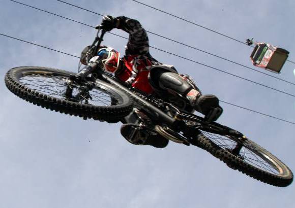 Hernán Vanegas - Un espectacular salto que hasta las personas que viajaban en las cabinas se lo pudieron gozar.