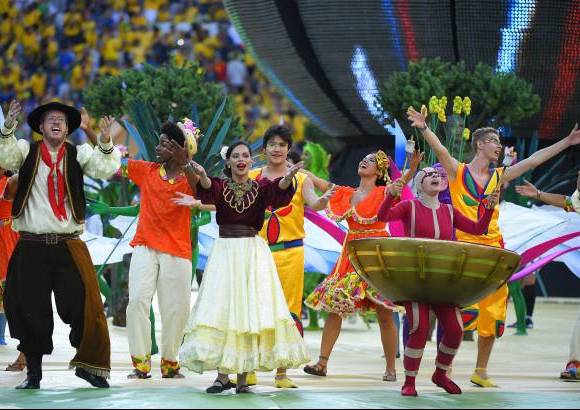 FOTO AFP - El ambiente dentro y en los alrededores del estadio era de fiesta, en que las masas de torcedores brasile&#241;os converg&#237;an con aficionados de otros pa&#237;ses.