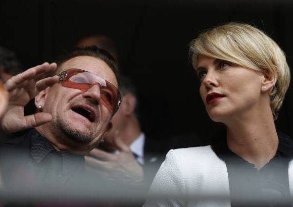 AP - La actriz Charlize Theron y el m&#250;sico Bono asistieron al funeral de Nelson Mandela.