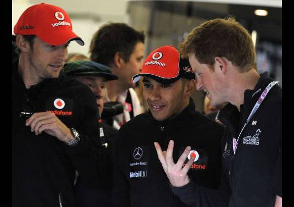 Reuters - El hijo de Diana y Carlos aprovechó para hablar con los pilotos Lewis Hamilton y Jenson Button de la escudería inglesa McLaren.