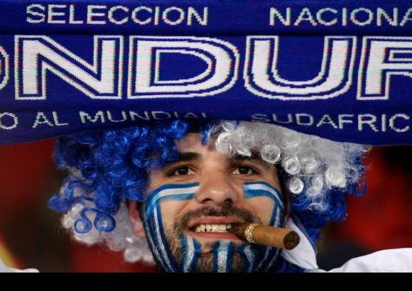 AP - Honduras también contó con el apoyo de sus seguidores que salieron contentos a pesar de la derrota.
