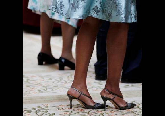 Reuters - La reina Isabel y Michelle optaron por el azul para sus trajes. En zapatos, la soberana de negro y la primera dama de sandalias grises.