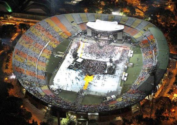 Robinson S&#225;enz - Sobrevuele junto con EL COLOMBIANO el concierto de Madonna. Las grader&#237;as se comienzan a llenar cada vez m&#225;s y a nadie le importa la lluvia, ni la espera, todos quieren ver a su artista.