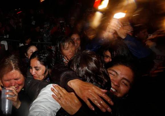 AP - La plaza principal de Copiapó recibió a casi 3.000 habitantes que celebraron el rescate de los 33 mineros.
