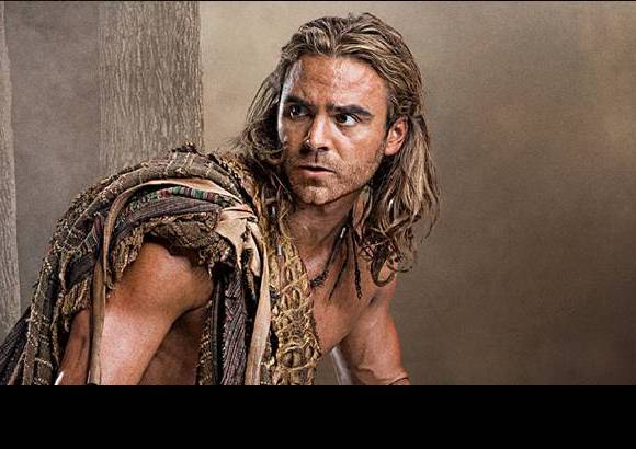 Cortes&#237;a starz.com - Gannicus (Dustin Clare): gran campe&#243;n y leyenda de Capua, que gracias a su valent&#237;a y maestr&#237;a en la arena gan&#243; su libertad.
