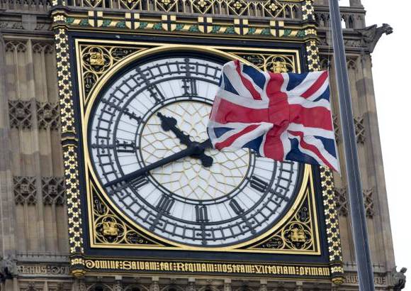 Reuters - La bandera de Inglaterra ondea a media asta en la Casa Portcullis para marcar el funeral de la ex primera ministra británica.