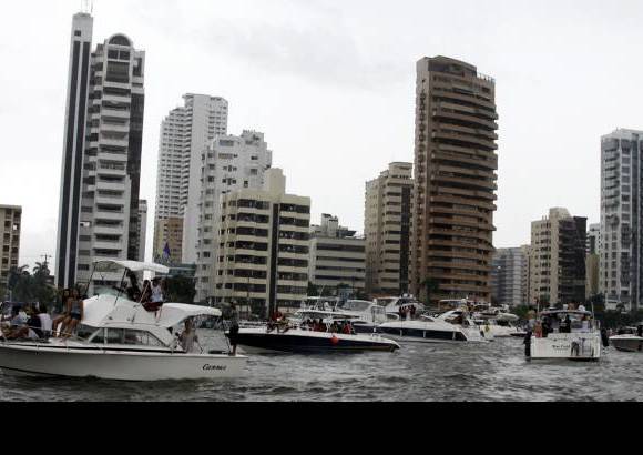 Edwin Bustamante, Enviado Especial, Cartagena - El mal tiempo le quitó un poco de brillo al desfile de balleneras.