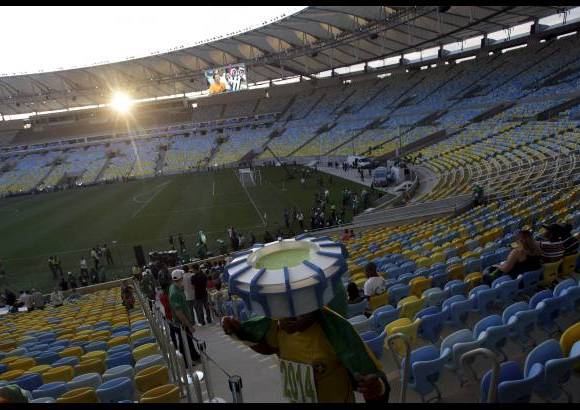 AP - Lo nuevo del m&#237;tico Maracan&#225; fue el techo en fibra de vidrio y la levantada de la gramilla para m&#225;s visual de los hinchas.
