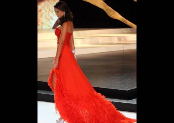 Manuel Saldarriaga, enviado especial - La Tercera princesa, la Se&#241;orita Cundinamarca, Thael Osorio Redondo, luci&#243; un traje rojo que se rob&#243; los aplausos.