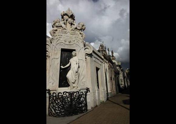 Diego Gonz&#225;lez - En el Cementerio de la Recoleta cada mausoleo tiene una historia: la chica que enterraron viva, la mujer con el bebe, ella muri&#243; al dar a luz todo hecho en m&#225;rmol italiano, mercader&#237;a fin&#237;sima, importada, indica una gu&#237;a del campo santo.