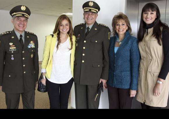 Foto Manuel Saldarriaga - Justo antes de empezar la ceremonia de despedida en la Direcci&#243;n Nacional de la Polic&#237;a, la familia Naranjo Luque se re&#250;ne. Est&#225;n acompa&#241;ados del Jos&#233; Roberto Le&#243;n Ria&#241;o, director designado de la Polic&#237;a.