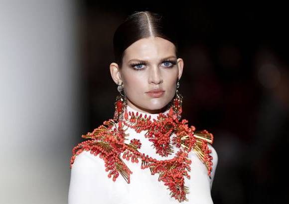 Foto Reuters - La compa&#241;&#237;a de art&#237;culos de lujo Gucci present&#243; su nueva colecci&#243;n, en la Semana de la Moda de Mil&#225;n, Italia. Una propuesta con colores fuertes, vibrantes y energ&#233;ticos.