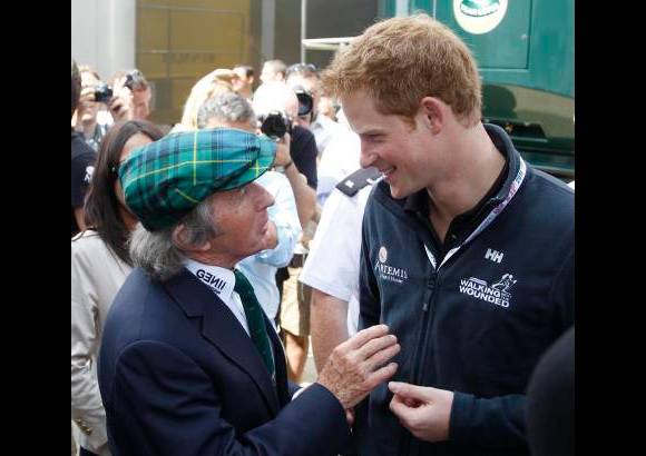 Reuters - El príncipe Harry fue el invitado especial al gran premio Silverstone, Reino Unido. Antes de la carrera visitó la zona técnica junto al expiloto Jackie Stewart.