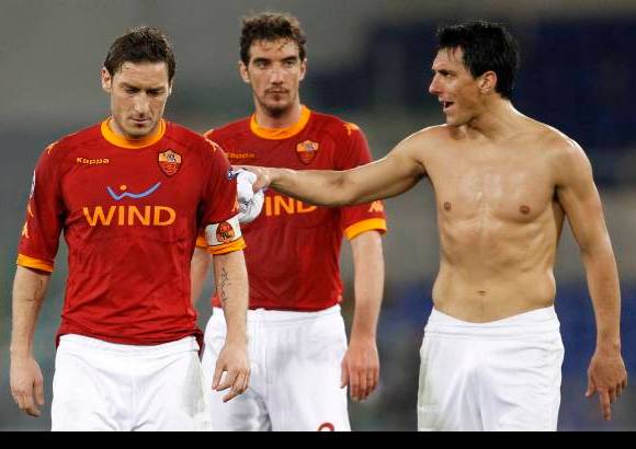 Reuters - Totti y sus compa&#241;eros se lamentan por la derrota en casa.