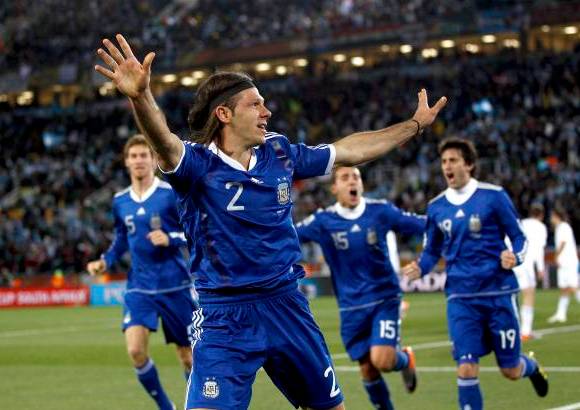 Reuters - El primer gol llegó con un córner que cabeceó Demichelis, la pelota rebotó en Diego Milito y el rebote fue capitalizado por el mismo zaguero del Bayern Múnich, quien la clavo en la red.