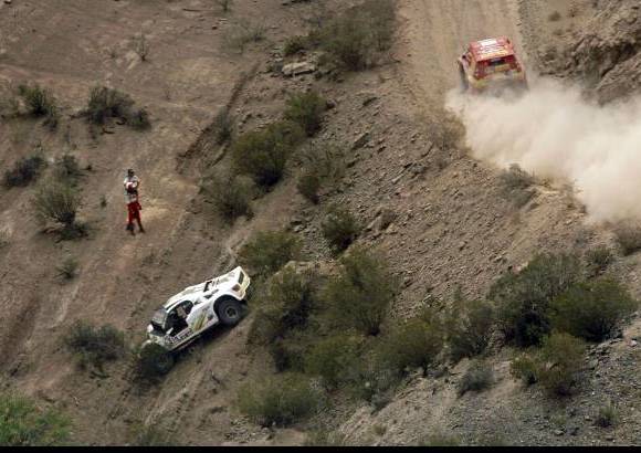 AP - A veces las condiciones de los terrenos hacen pasar malas jugadas a los corredores.