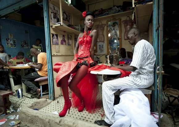 Reuters - Vincent Boisot, un franc&#233;s de la revista Le Figaro, qued&#243; en segundo lugar con esta imagen de una modelo prepar&#225;ndose para la Semana de la Moda en Dakar.