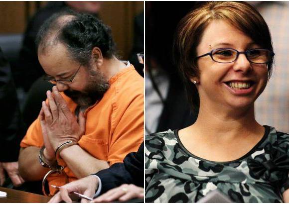 AP y Reuters - Ariel Castro escucha la sentencia que le dio cadena perpetua luego del secuestro de tres mujeres durante casi una d&#233;cada y a&#241;os de abuso sexual y f&#237;sico. A la derecha Michele Knight una de las v&#237;ctimas de castro, sonr&#237;e al escuchar la sentencia.
