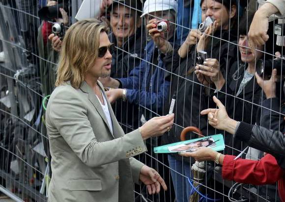 Foto Reuters - Y se fue como hab&#237;a llegado, sonriente, posando amablemente para los fot&#243;grafos y sin parar de firmar aut&#243;grafos.