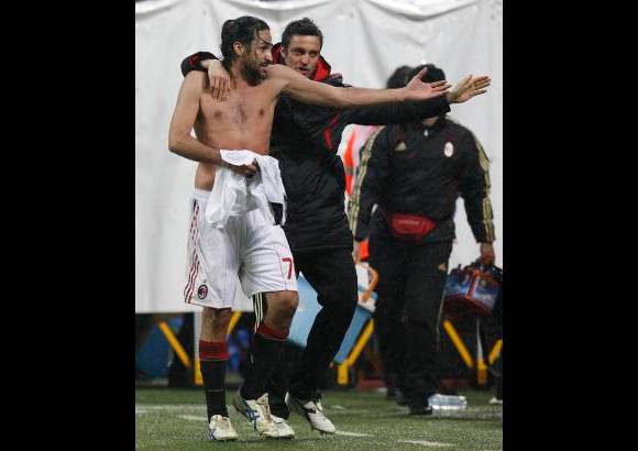 Reuters - Las ocasiones m&#225;s claras del Milan llegaron por intermedio de dos cabezazos del colombiano Mario Alberto Yepes, que fueron bien contenidos por el brasile&#241;o Gomes.
