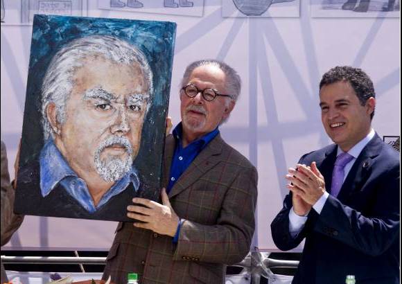 Esteban Vanegas - En el acto, el alcalde de Medellín, Aníbal Gaviria, entregó un retrato al maestro Botero.