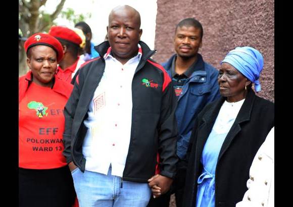 AP - El mismo malestar ha impulsado el ingreso en el Parlamento del partido reci&#233;n creado por el populista y exmiembro de las Juventudes del CNA Julius Malema, los Luchadores por la Libertad Econ&#243;mica (LLE), que abogan por la nacionalizaci&#243;n de los sectores estrat&#233;gicos y la redistribuci&#243;n de la tierr