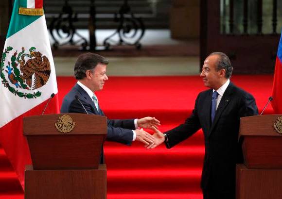 AP - El mandatario colombiano elogió a Calderón por la lucha que mantiene contra el crimen organizado y le pidió mantenerla. "Sé que es una lucha costosa, pero si quieren tener éxito hay que perseverar", dijo.