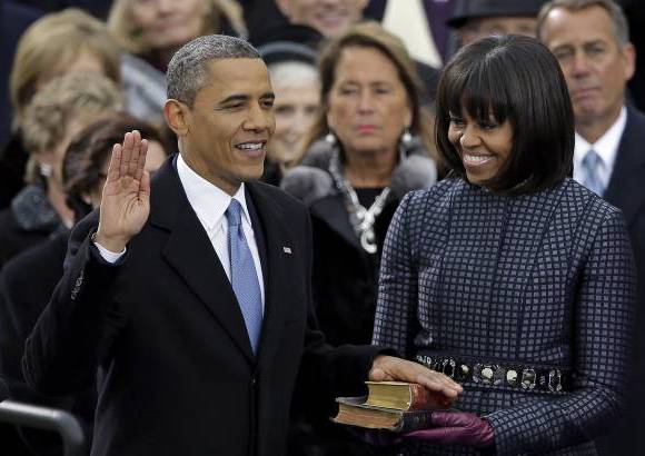 Reuters - Obama realizó una toma del mando formal el domingo en la Casa Blanca, dado que por requerimiento constitucional el presidente debe asumir el 20 de enero.