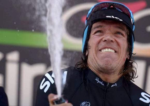 - El antioque&#241;o ya tiene una victoria en una de las carreras grandes del ciclismo tras imponerse en solitario con un tiempo de 4 horas, 37 minutos y 42 segundos.