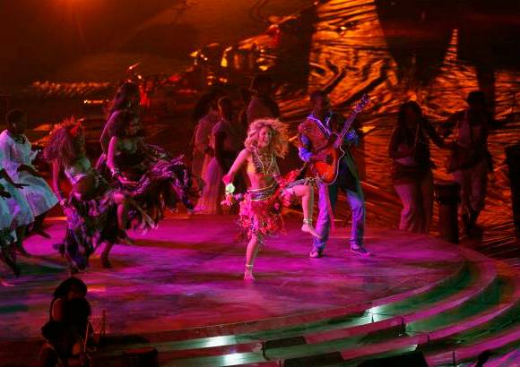 AP - Shakira luci&#243; un vestido dise&#241;ado por el italiano Roberto Cavalli con un colorido top con motivos &#233;tnicos y una falda de fibras deshilachadas.
