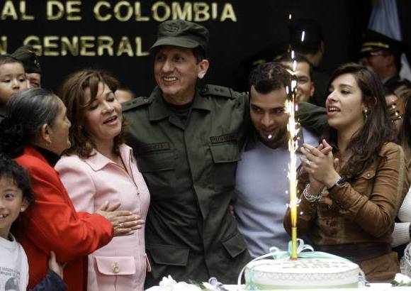 Colprensa-Andr&#233;s Torres - El general Luis Mendieta celebr&#243; su cumplea&#241;os 53 junto a su familia, en la sede de la Polic&#237;a Nacional.