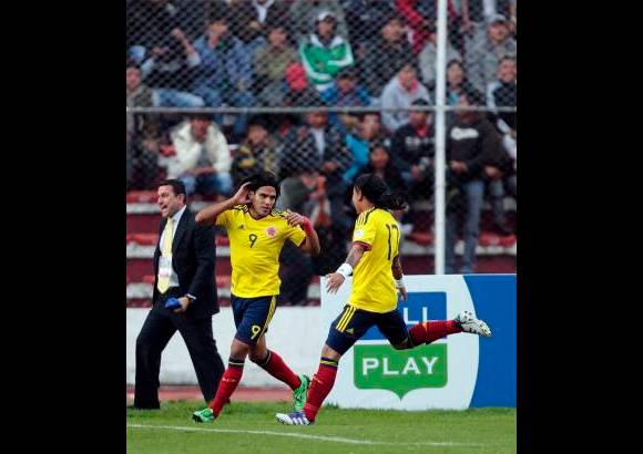 Reuters - Falcao, el formidable delantero del Atl&#233;tico de Madrid, sali&#243; de la banca en la recta final del partido y le dio el triunfo a Colombia con su tanto cuando se jugaba el segundo minuto del alargue.