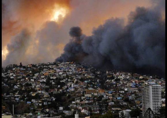 Reuters - La presidenta Michelle Bachelet lleg&#243; a la zona, ubicada a unos 140 kil&#243;metros al noroeste de Santiago, para encabezar un comit&#233; de emergencia.