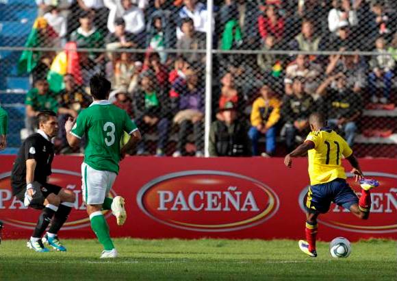 Reuters - Imagen del remate del jugador del Atl&#233;tico Nacional.