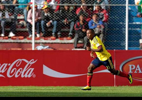 Reuters - Dorlan Pab&#243;n abri&#243; la cuenta para los colombianos a los 48 al definir con un remate cruzado tras una displicente marca de la zaga boliviana.